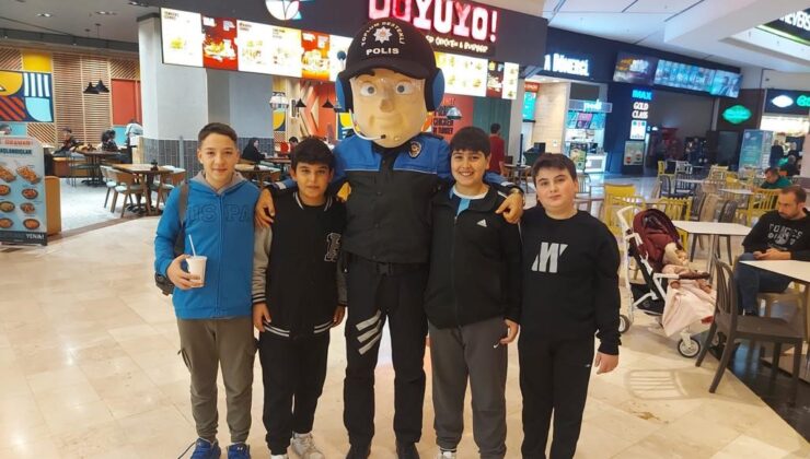 Adana polisi yılbaşı öncesi AVM’lerde vatandaşları suçlulara karşı bilgilendirdi