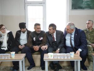 Bakan Yusuf Tekin Şehit Ailesini Ziyaret Etti