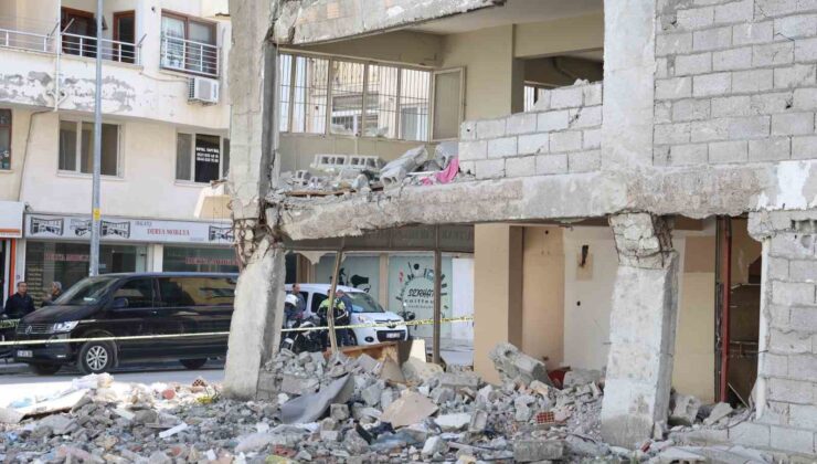Kolonları parçalanan ve ayakta güçlükle duran binanın ’hasarsız’ olduğu gerekçesiyle mahkemeye verilmesi hayrete düşürdü