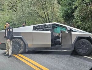 Tesla Cybertruck ilk kazasını yaptı! Birinde çizik yok siz bir de diğer aracı görün