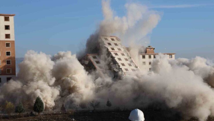 37 bloklu sitenin son binaları da dinamitle patlatılarak yıkıldı