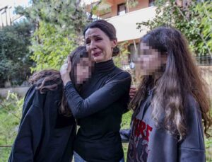 40 dakikada ikiz kızlarıyla tahliye edildiği ve 12 yılını geçirdiği eve bakarken gözyaşlarını tutamadı
