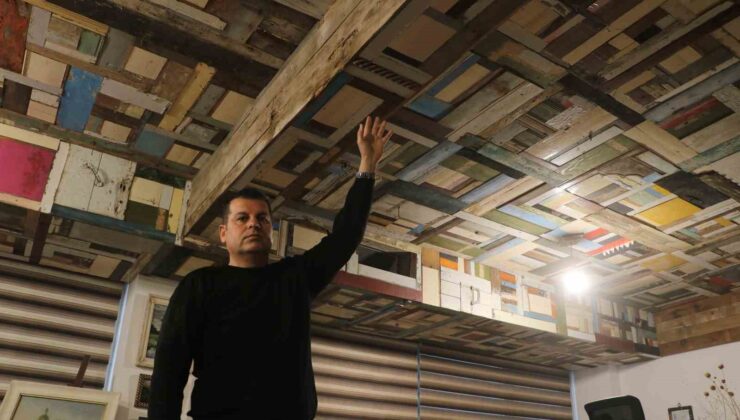 500 enkazdan topladığı 5 bin parça ahşabı ofisinin tavanında sanat eserine dönüştürdü