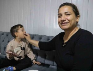 Acılı anne asrın felaketinde kaybettiği evlatlarının özlemini hayatta kalan evlatlarıyla gideriyor