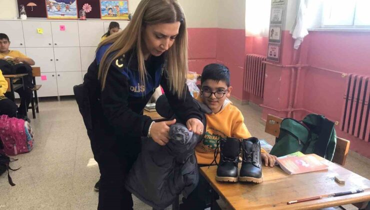 Adana’da polis ilkokul öğrencilerine mont ve bot dağıttı