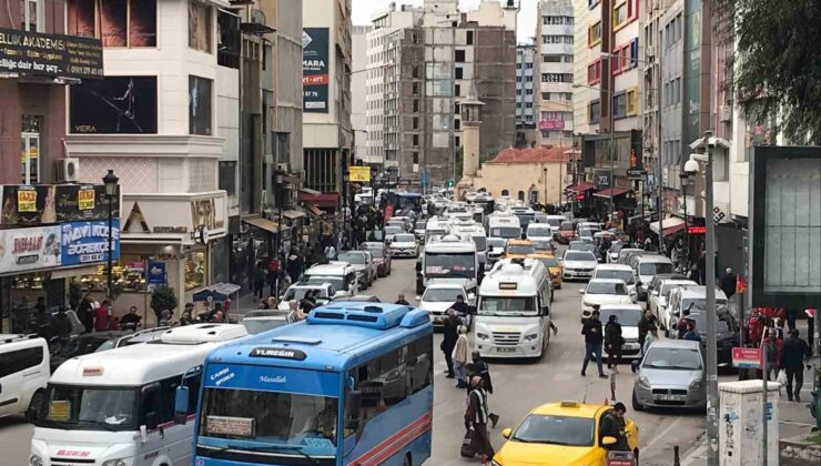 Adana’da taşıt sayısı arttı, korna sesi çileye döndü