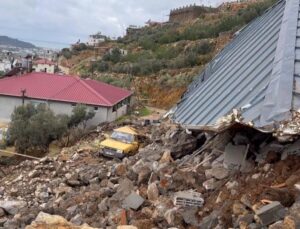Alanya’da heyelan sebebiyle inşaat halindeki ev ve istinat duvarı çöktü