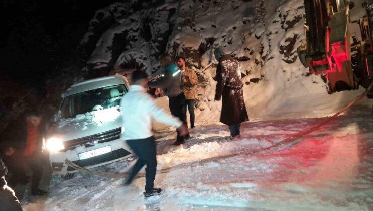 Antalya’da karda mahsur kalan 15 araç ve 20 vatandaş kurtarıldı