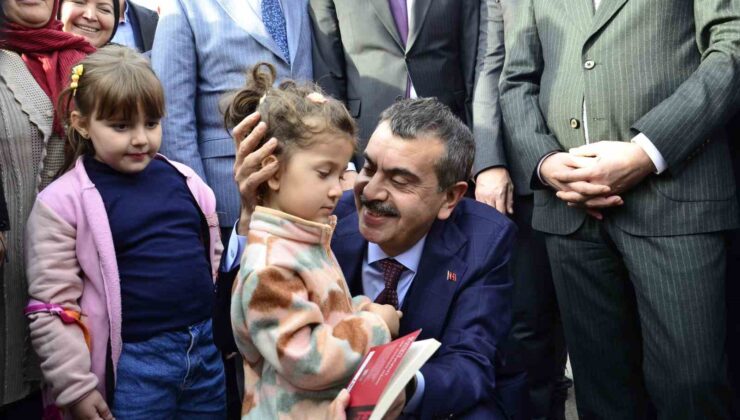 Bakan Tekin: “Tatilde çocuklarımızın yanında dijital bağımlılıklarımızdan vazgeçelim, onlarla vakit geçirelim”