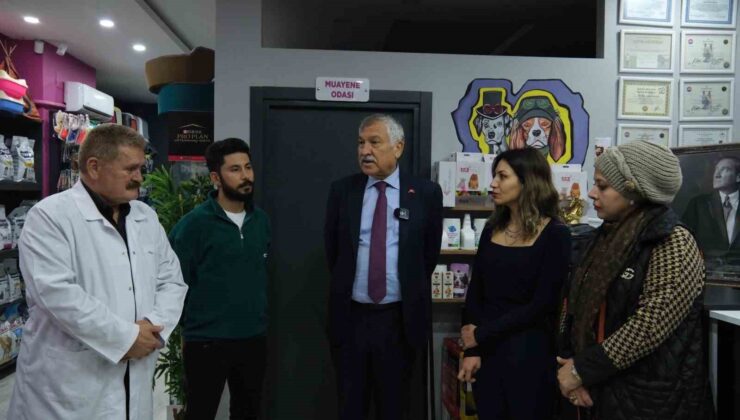 Belediye Başkanı Karalar, Atatürk’e hakaret edilen veteriner kliniğini ziyaret ederek, “yalnız değilsiniz” mesajı verdi