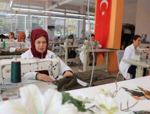 Belediye personelinin iş kıyafeti TORTEK’te üretiliyor