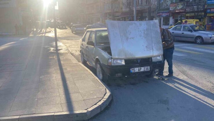 Benzin hortumu patlayan Tofaş marka otomobil alev aldı