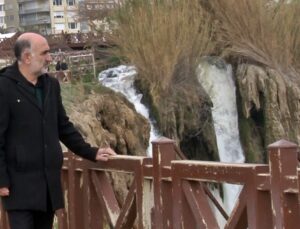 Bir yanda acılı babanın evlat nöbeti, diğer yanda her şeyden habersiz manzara keyfi