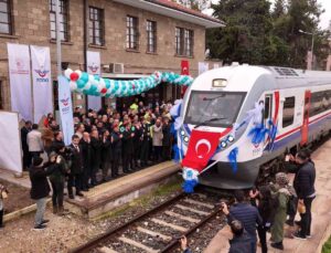 Burdur 15 yıl sonra yolcu trenine Güller Ekspres ile kavuştu