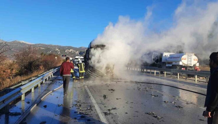 Burdur’da seyir halindeki tır yanarak kullanılamaz hale geldi