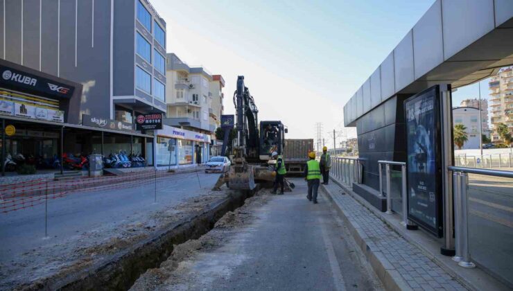 Büyükşehir Belediyesi Varsak’ta eski içme suyu hattını yeniliyor