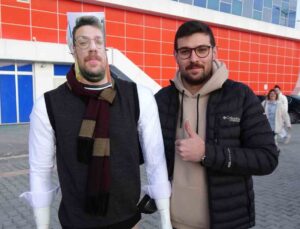 Cezası sebebiyle maça giremeyen antrenörden oyuncularına cansız mankenli motivasyon