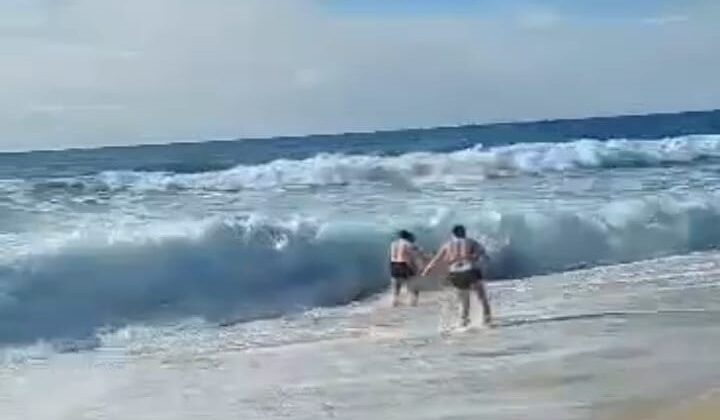 Denize giren turistlerin boğulma tehlikesi geçirdiği anlar kamerada