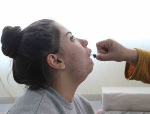 Depremden bu yana konuşamayan genç kızın tek hayali, kendisini şırıngayla besleyen ailesine ‘anne’ ve ‘baba’ diyerek seslenebilmek