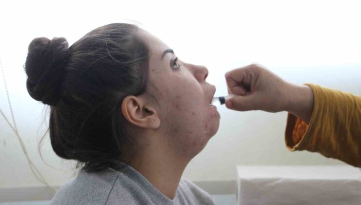 Depremden bu yana konuşamayan genç kızın tek hayali, kendisini şırıngayla besleyen ailesine ‘anne’ ve ‘baba’ diyerek seslenebilmek