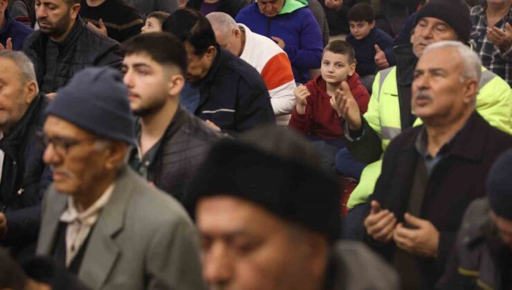 Depremin vurduğu Hatay’da vatandaşlar camilere akın etti