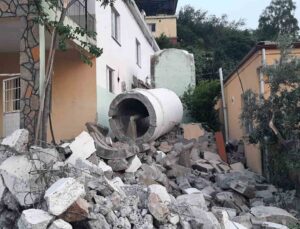 Depremle birlikte aylardır minaresiz kalan camiye, çelikten 26 metrelik minare yaptırıldı