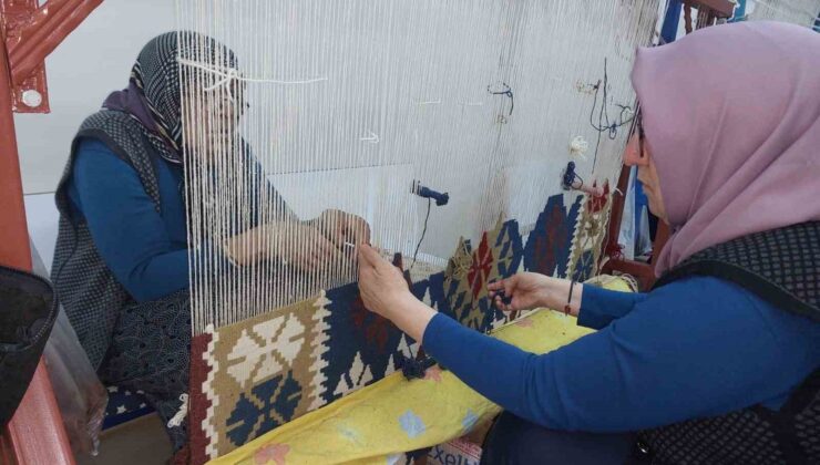Depremzede kadınlar kilim tezgahında ilmik atıyor