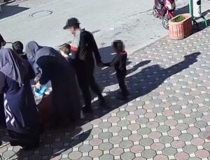Dikkat çekmemek için çocuğuyla hırsızlığa çıktı, güvenlik kameralarına takıldı