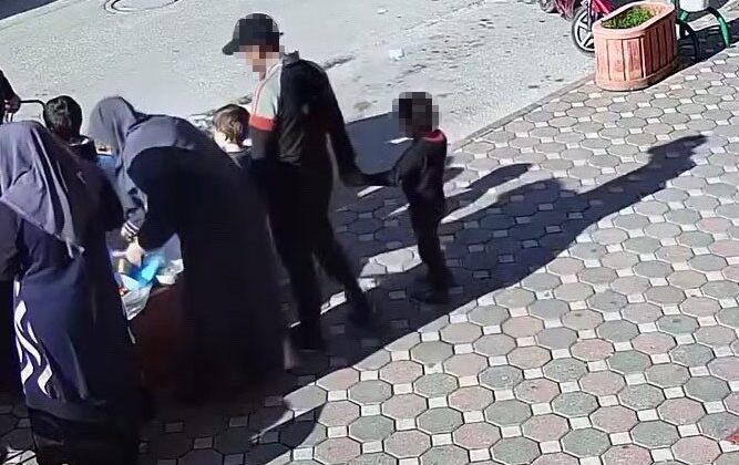 Dikkat çekmemek için çocuğuyla hırsızlığa çıktı, güvenlik kameralarına takıldı