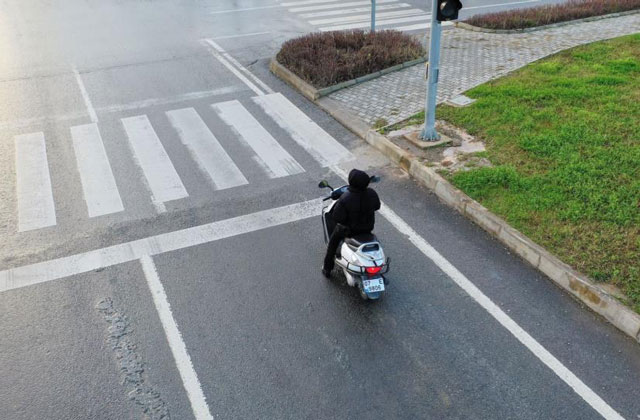 Trafikte cep telefonu kullanan sürücülere dron destekli denetim