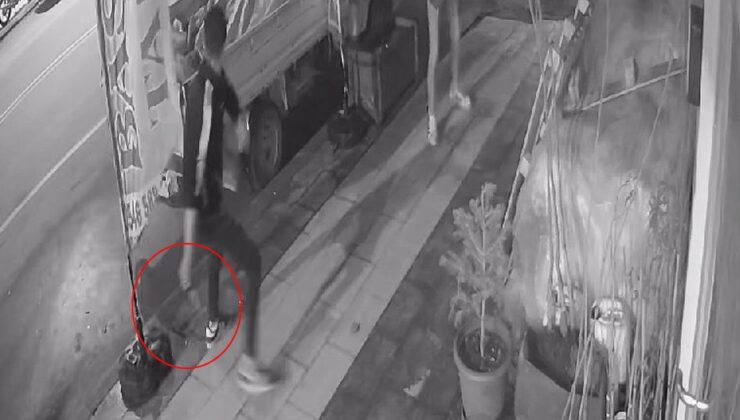 Ellerinde bıçakla geldiler, iş yeri reklam afişini parçalayıp yollarına devam ettiler
