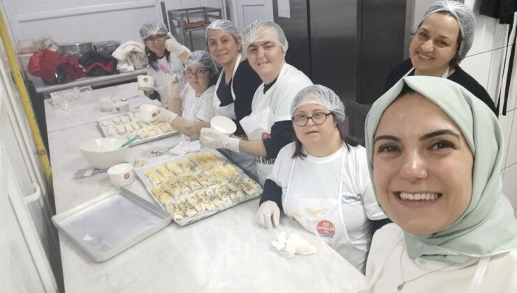 Engelli bireyler mutfakta börek açtı