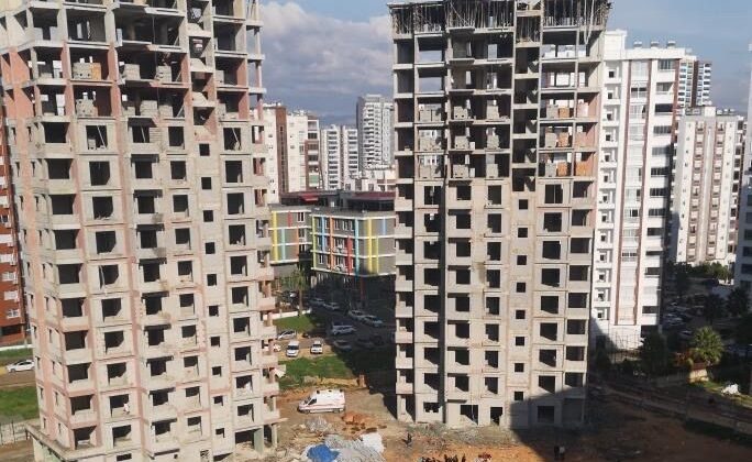 File takmaya çalışan inşaat işçisi 15. kattan düşerek öldü