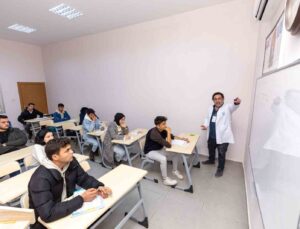 Gülnar’da öğrenciler kurs merkezinde eğitim almaya devam ediyor