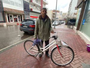 Gündüzleri bisikletle gazete dağıtıyor, akşamları mitingle seçime hazırlanıyor