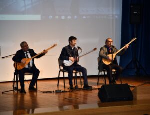 Halk ozanından Devlet Bahçeli’ye “Devlet geliyor devlet” türküsü