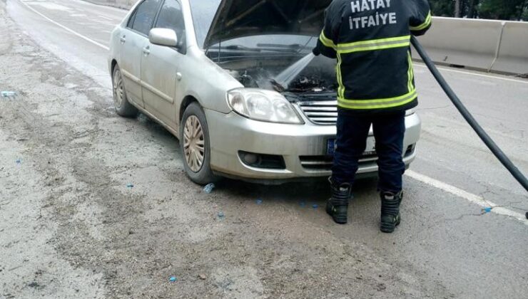 Hatay’da aracın motor kısmında meydana gelen yangını itfaiye söndürdü