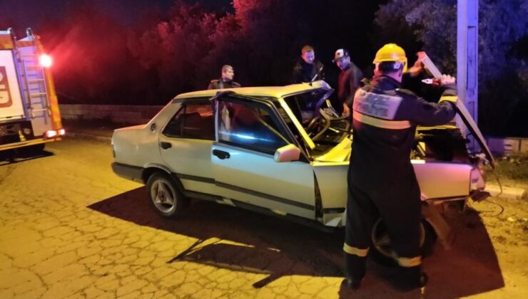 Hatay’da elektrik direğine çarpan TOFAŞ hurdaya döndü