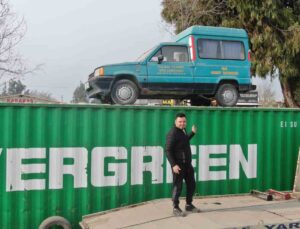 Hatay’da ilginç görüntü: Konteyner üzerindeki aracı gören bir daha bakıyor