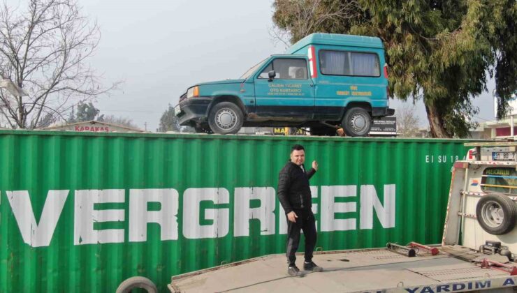 Hatay’da ilginç görüntü: Konteyner üzerindeki aracı gören bir daha bakıyor