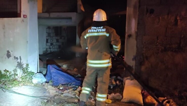 Hatay’da metruk binada yangın çıktı