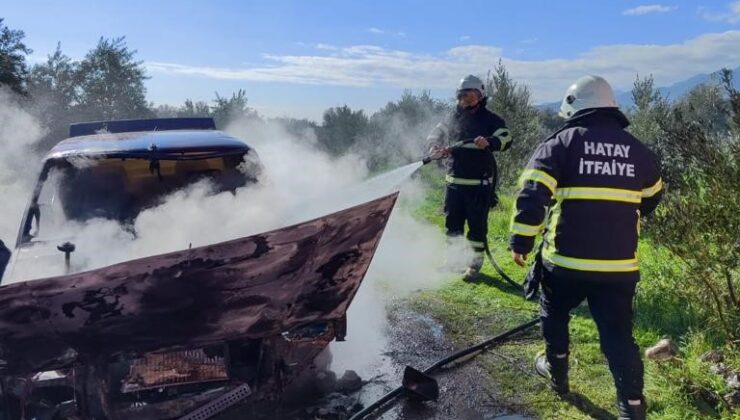Hatay’da otomobilde yangın çıktı