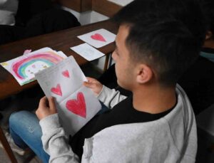 Hediye gönderen ağabey ve ablalarına minik kalemlerden duygu dolu mektuplar