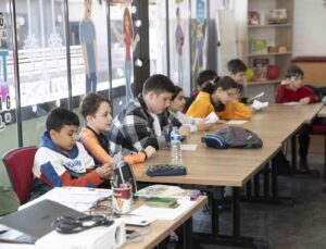 ’Hello Mersin’ kulübü ile çocuklar İngilizce öğrenmenin tadını çıkarıyor