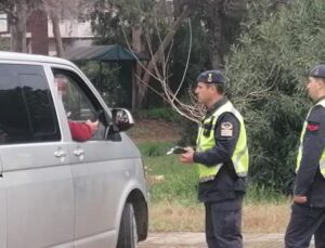 Jandarma alkolmetreyi üfletmek için  yarım saat dil döktü, üfleyince cezayı yedi