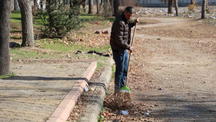 Kahramanmaraşlı depremzede yaşadığı mahallenin park ve bahçelerini temizliyor