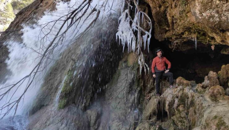 Kahramanmaraş’ta soğuktan buzul sarkıtları oluştu