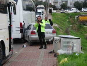 Kaldırımdaki çöp konteynerleri şarampole yuvarlanmasını önledi, o anlar kamerada