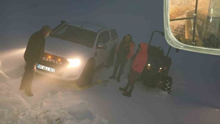 Karda mahsur kalanları Büyükşehir ekipleri kurtardı