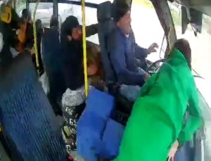 Karsan marka minibüs ile Tofaş marka otomobilin çarpışması kamerada